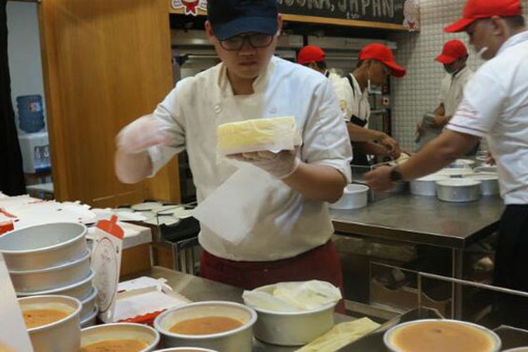 Berlokasi di Mal Central Park, Lantai LG east tunnel, Uncle Tetsu memberi promo pembukaan dengan harga Rp 8.000 per loyang untuk Signature Cheesecake dari harga asli Rp 80.000, Sabtu (8/4/2017).