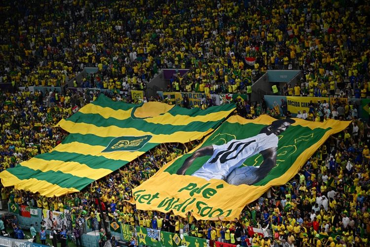 Suporter Brasil mengibarkan spanduk raksasa yang mendoakan kesembuhan legenda Negeri Samba, Pele, jelang laga terakhir Grup G Piala Dunia Brasil vs Kamerun pada Sabtu (3/12/2022) dini hari WIB.