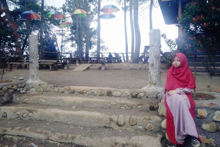 Warga duduk di depan obyek wisata Gunung Salak, Kecamatan Nisam Antara, Kabupaten Aceh Utara, Aceh, Minggu (17/12/2017).