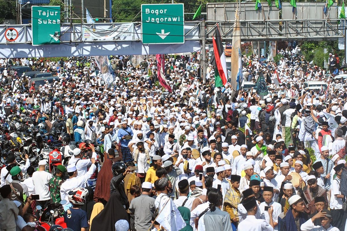 Ribuan jamaah menyambut kedatangan Imam Besar Habib Rizieq Shihab di jalur Puncak, Simpang Gadog, Ciawi, Kabupaten Bogor, Jawa Barat, Jumat (13/11/2020). Kedatangan Imam Besar Habib Rizieq Shihab ke Pondok Pesantren (Ponpes) Alam Agrokultural Markaz Syariah DPP FPI, Megamendung, Kabupaten Bogor untuk melaksanakan salat Jumat berjamaah sekaligus peletakan batu pertama pembangunan masjid di Ponpes tersebut. ANTARA FOTO/Arif Firmansyah/foc.