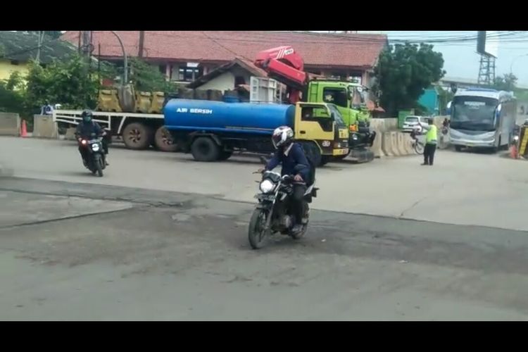 Tangkapan layar sebuah video beredar melalui aplikasi pesan WhatsApp yang menginformasikan adanya penutupan jalan akibat pandemi Covid-19 di daerah Rawa Bokor, Tangerang Kota. 