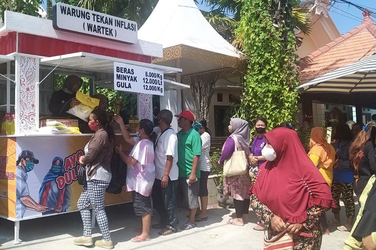 DATANGI WARTEK—Warga terdampak inflasi akibat kenaikkan BBM mendatangi warung tekan inflasi (wartek) yang didirikan Wali Kota Madiun, Maidi di sepuluh titik di kota pecel. Pendirian wartek untuk membantu warga tak mampu membeli kebutuhan bahan pokok makanan dengan harga terjangkau, Senin (19/9/2022).