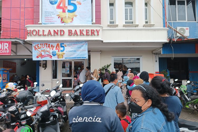 Puluhan pembeli tampak mengantre di depan toko Holland Bakery cabang Parakan, Pamulang, Tangerang Selatan pada Sabtu (28/1/2023). 