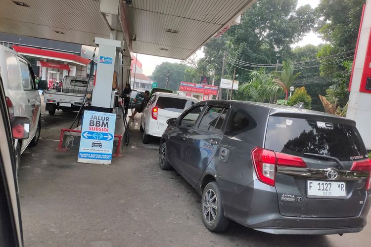Harga Pertamax Naik, Antrean Pertalite di SPBU Bogor Mengular
