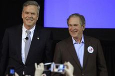 Muncul ke Publik di Kampanye Sang Adik, George Bush Serang Trump