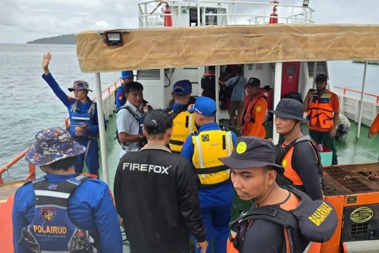 Tim SAR gabungan mengevakuasi 12 orang penumpang Kapal KM Subur GT 43 POB yang tenggelam di sekitar Pulau Situngkus Kabupaten Tapanuli Tengah, Sumatera Utara pada Selasa (27/8/2024). 