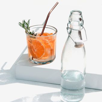 Ilustrasi botol kaca, botol air minum kaca.