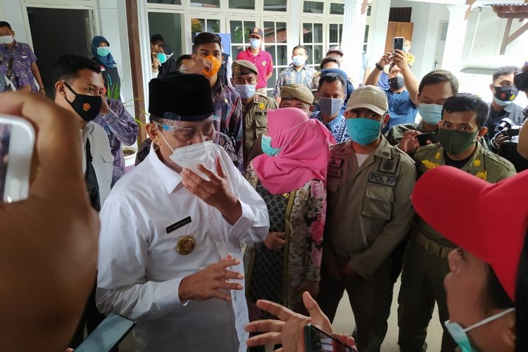 Gubernur Banten Wahidin tampak melakukan perdebatan dengan salah seorang awak media yang mempertanyakan keaslian vaksin dan meminta untuk memasuki ruang vaksinasi, Kamis (14/1/2021) sekitar pukul 09.30 WIB.