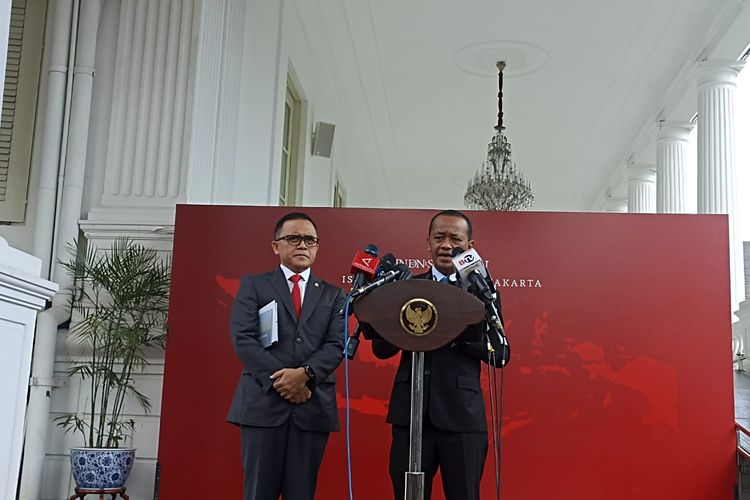 Menteri investasi/Kepala Badan Koordinasi Penanaman Modal, Bahlil Lahadalia (kanan) menyampaikan hasil pertemuan antara Presiden Joko Widodo dan mantan Perdana Menteri (PM) Inggris Tony Blair di Istana Kepresidenan Jakarta, Kamis (18/4/2024). 