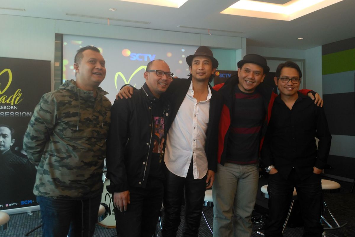 (dari kiri) Ari, Yoyo, Piyu, Fadly dan Rindra berfoto bersama saat jumpa pers FTV PADI REBORN, di SCTV Tower, Jakarta Pusat, Selasa (7/8/2018).