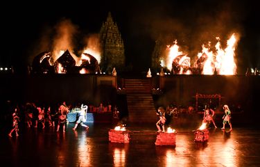 Sendratari yang dilakukan di depan Candi Prambanan. Sendratari adalah contoh warisan budaya tak benda, sedangkan Candi Prambanan adalah contoh warisan budaya benda. 