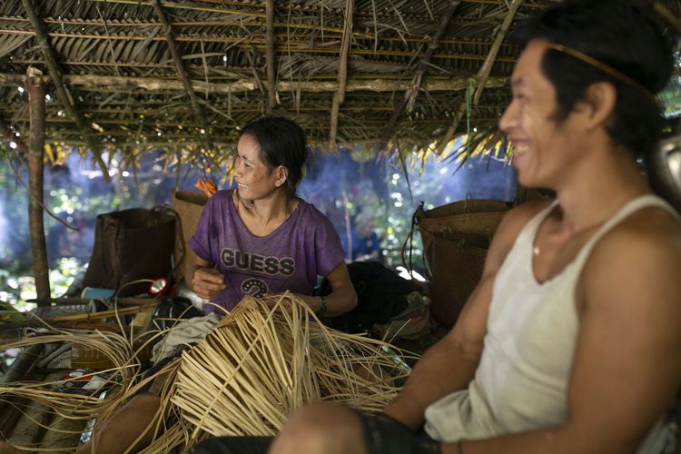 Marni membuat kerajinan anyaman di hunian sementara Hutan Benau, Kecamatan Tanjung Palas Timur, Kabupaten Bulungan, Kalimantan Utara, Rabu (31/5/2023). Suku Punan Batu menjadi suku terakhir di Kalimantan yang masih hidup dari berburu dan meramu serta berpindah-pindah tempat tinggal. Pemerintah Kabupaten Bulungan memberikan surat keputusan pengakuan Suku Punan Batu sebagai Masyarakat Hukum Adat.