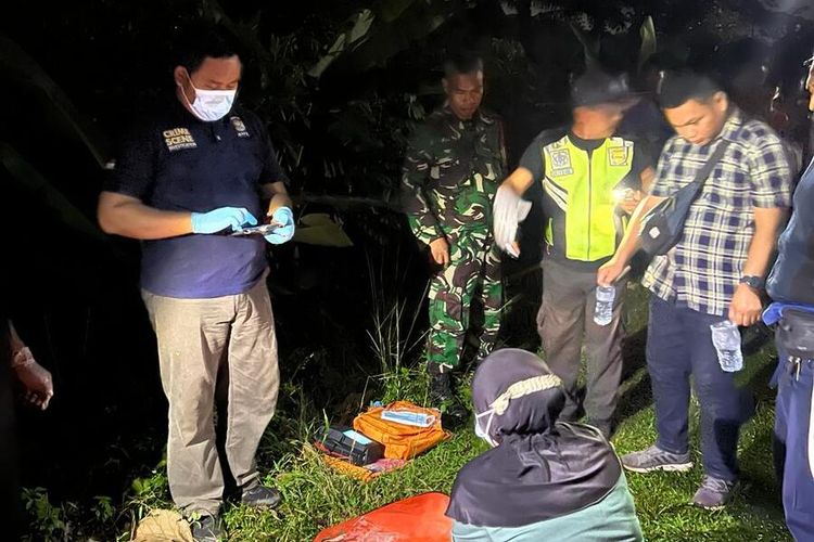 Pihak kepolisian sedang melakukan langkah-langkah penanganan atas temuan mayat tanpa identitas yang ditemukan di Sungai Kranji, Sukahati, Cibinong, Kabupaten Bogor, Jawa Barat, Sabtu (9/3/2024) petang