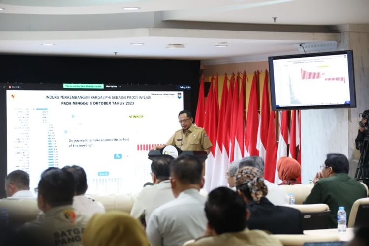 Menteri Dalam Negeri Muhammad Tito Karnavian saat menghadiri Gerakan Pangan Murah Serentak dalam rangka Hari Pangan Sedunia di Ruang Rapat Nusantara I, Kantor Badan Pangan Nasional (Bapanas), Jakarta, Senin (16/10/2023). 