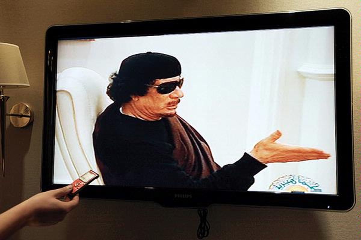 Televisi pemerintah  menampilkan Pemimpin Libya Moammar Khadafy dalam pertemuan dengan para pemimpin suku Libya timur di Tripoli, Rabu (11/5). Penampilan Khadafy di televisi ini adalah yang pertama sejak serangan udara koalisi menghantam kompleks tempat tinggalnya dan menewaskan anak laki-laki Khadafy.