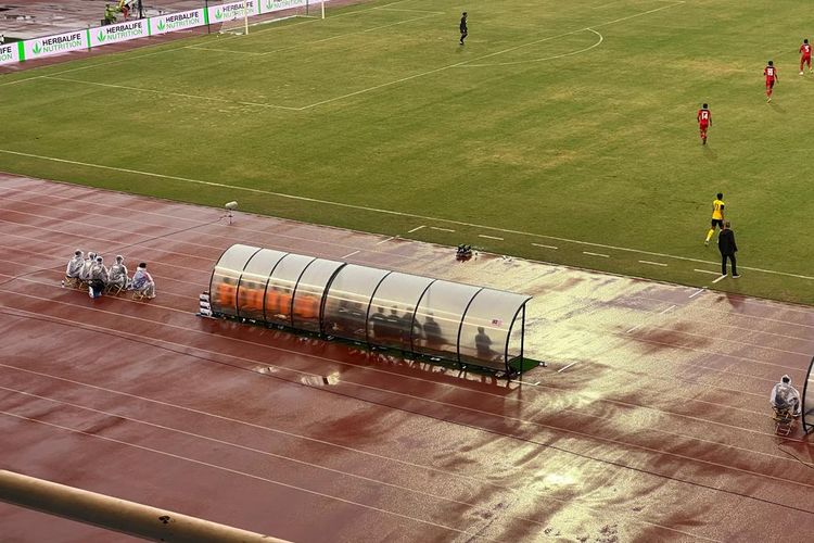 Suasana bench timnas Malaysia saat melawan Indonesia dalam laga perebutan medali perunggu SEA Games 2021 di Stadion My Dinh, Hanoi, Vietnam, Minggu (22/5/2022).