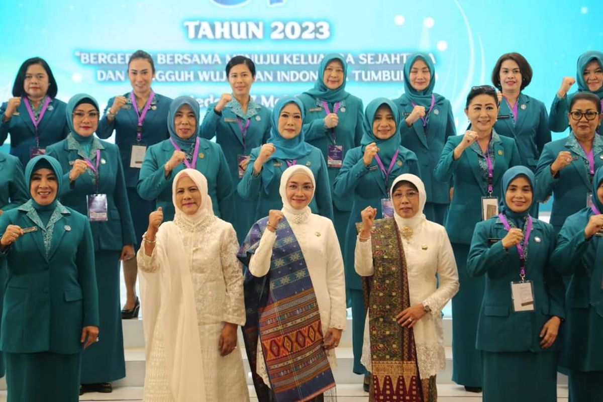 Ketua Tim Penggerak Pembinaan Kesejahteraan Keluarga (TP-PKK) Sumatera Selatan (Sumsel) Febrita Lustia Herman Deru bersama Wakil Ketua TP-PKK Sumsel Fauziah Mawardi Yahya menghadiri secara langsung Peringatan Hari Kesatuan Gerak (HKG) PKK Ke-51 Tingkat Nasional di Ballroom Convention Hall Santika Premiere Dyandra Hotel Medan, Rabu (17/5/2023).