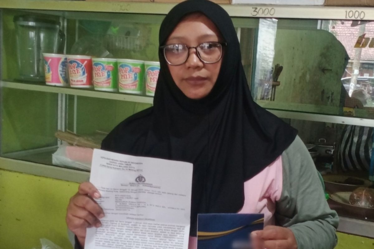 Seorang ibu bernama Rita Andayani (36) di Kota Malang, Jawa Timur mengaku menjadi korban penipuan setelah mengikuti undian kupon berhadiah di media sosial Facebook pada Senin (13/1/2025), siang.