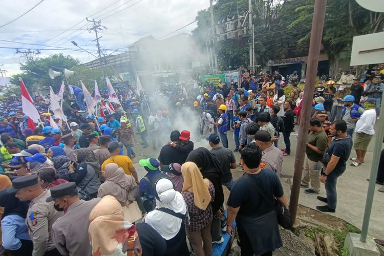 Ratusan buruh Komura Samarinda saat menggelar aksi demo Kantor Bea Cukai Samarinda di Jalan Niaga Timur, Kota Samarinda, Kaltim, Kamis (7/3/2024).