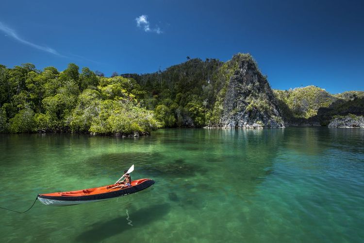 Raja Ampat menjadi salah satu tempat terbaik untuk melakukan kayaking.