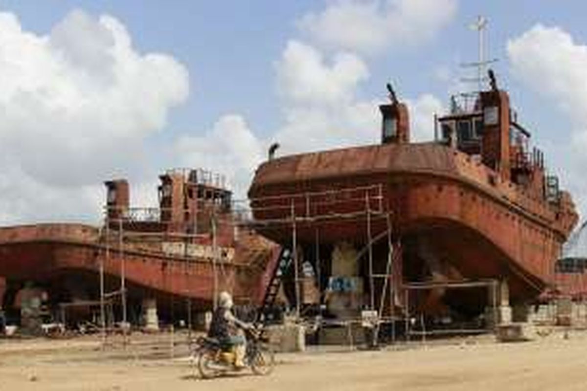 Kapal-kapal di PT Citra Shipyard di Batam, Kepulauan Riau menanti dipesan.  Galangan itu salah satu yang masih tetap berproduksi, saat mayoritas galangan kapal di Batam berhenti beroperasi karena sepi pesanan. Pemerintah berjanji akan meningkatkan pemesanan dalam negeri kepada 114 galangan kapal di Batam

Kompas/Kris Mada