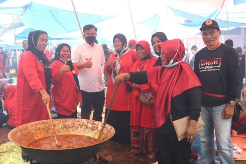 Saat Ibu-ibu di Dharmasraya Masak 1 Ton Rendang untuk Korban Bencana Gunung Semeru