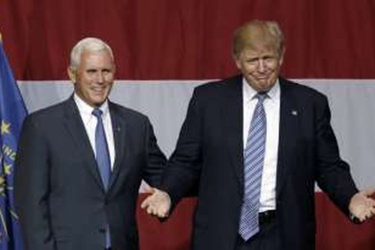 Gubernur Indiana, Mike Pence, bersama kandidat Presiden AS dari Partai Republik, Donald Trump, dalam sebuah kampanye di Westfield, Indiana (12/7/2016).