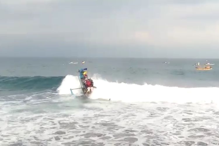 Tangkapan layar video yang beredar dan viral di WhatsApp memerlihatkan detik-detik perahu nelayan terbalik, dengan narasi yang muncul menyatakan insiden ini terjadi di Anyer, Serang, Banten.