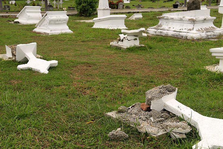 13 nisan makam serdadu Belanda di komplek Kerkhof Peucut yang berada di belakang Museum Tsunami Aceh di Kota Banda Aceh rusak. 