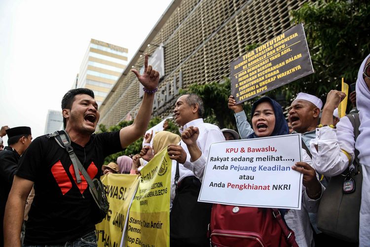 Massa dari Gabungan Elemen Rakyat untuk Keadilan dan Kebenaran (GERAK) saat unjuk rasa di depan Kantor Badan Pengawas Pemilu ( Bawaslu), Jalan MH Thamrin, Jakarta Pusat, Kamis (9/5/2019). Unjuk rasa yang diprakarsai oleh Kivlan Zein dan Eggi Sudjana mendesak KPU dan Bawaslu untuk membongkar kecurangan yang terjadi selama penghitungan suara.