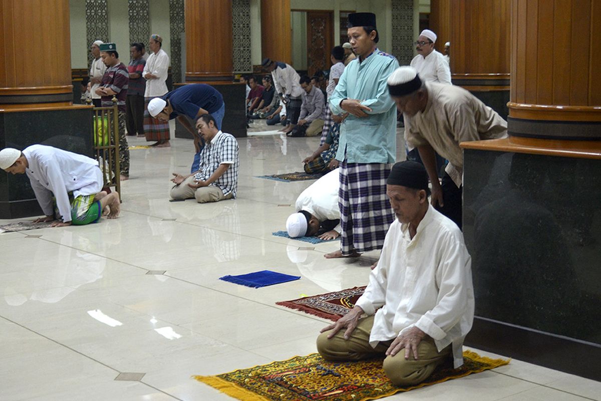 Warga muslim melakukan salat di Masjid Agung Al-Barkah, Bekasi, Jawa Barat, Rabu (18/3/2020). Pengurus Masjid Agung Al-Barkah menerapkan tidak menggunakan karpet di masjid tersebut sebagai bentuk kepedulian dalam pencegahan wabah Covid-19 dan mengimbau kepada jamaah untuk membawa perlengkapan ibadah sendiri seperti sarung, mukena dan sajadah.