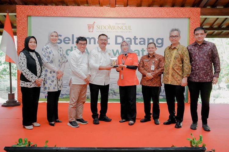 Sejumlah anggota Komisi IX dan staf DPR RI yang berkunjung langsung ke pabrik Sido Muncul di Semarang, Jumat. 