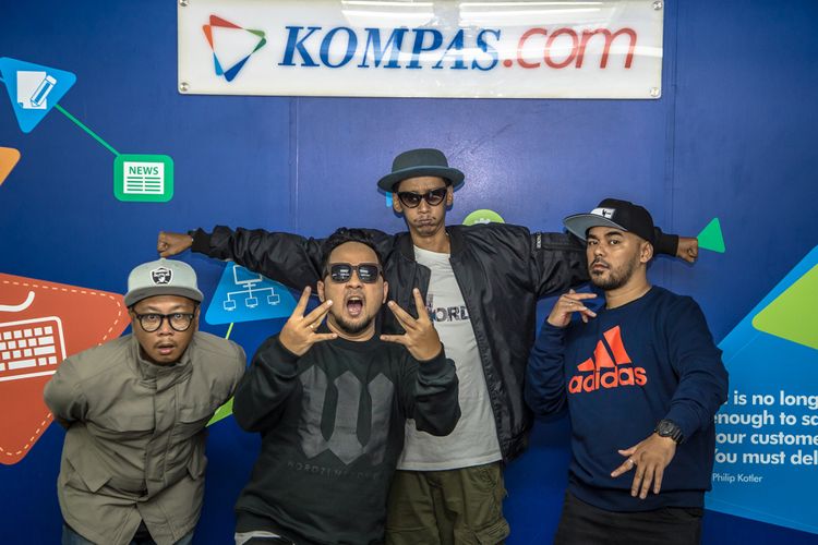 Grup rap Fade2Black berpose di sela kunjungan mereka di kantor redaksi Kompas.com, Gedung Kompas Gramedia, Palmerah Selatan, Jakarta, Selasa (5/12/2017). Nama Fade2Black yang sebelumnya dikenal sejak berkolaborasi dengan musisi Bondan Prakoso, kini telah meluncurkan album perdana mereka bertajuk Tabik!.