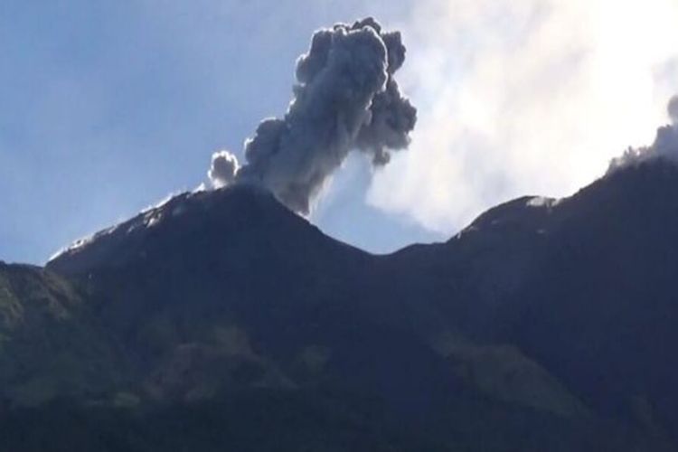 Kepulan asap dari kawah Gunung Karangetang dari sisi Utara, Kecamatan Siau Barat, Desember 2018 lalu.