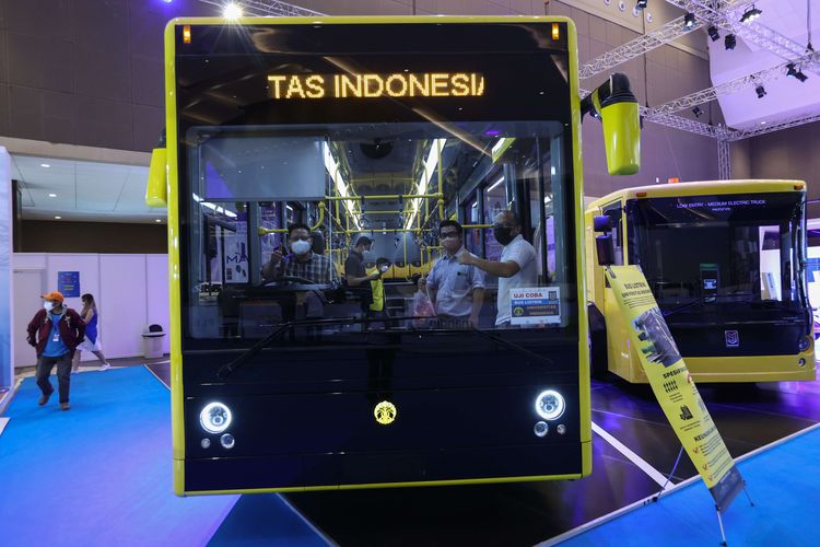 Bus listrik kolaborasi PT Mobil Anak Bangsa (MAB) dengan Universitas Indonesia (UI) dipamerkan di ajang Periklindo Electric Vehicle Show (PEVS) 2022 di JIExpo Kemayoran, Rabu (27/7/2022).