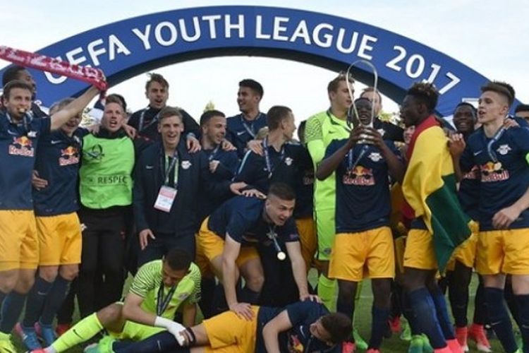 Para pemain tim muda Red Bull Salzburg merayakan keberhasilan menjadi juara UEFA Youth League 2016-2017 di Nyon, Senin (24/4/2017). 