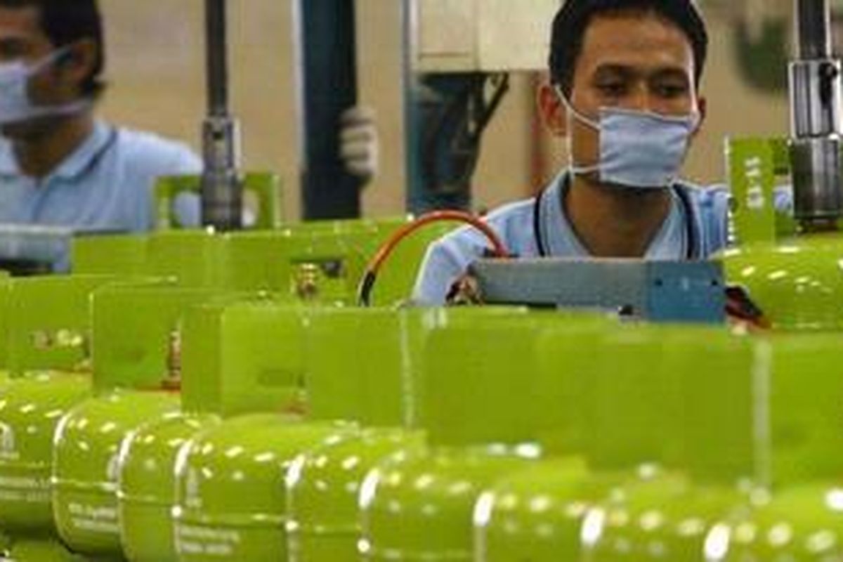 Pekerja memproduksi tabung LPG berukuran tiga kilogram di PT Pelangi Indah Canindo, di Serang, Banten, Rabu (12/11). Industri tersebut memproduksi sekitar 16.000 tabung LPG bersubsidi tiga kilogam untuk memenuhi kebutuhan masyarakat. 