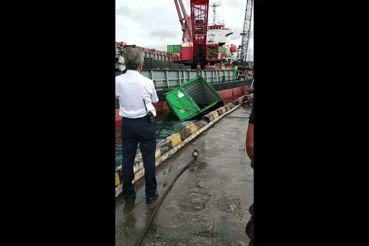 Sebuah peti kemas jatuh kecebur ke laut akibat terlepas dari truk kontainer di Pelabuhan Murhum Baubau, Sulawesi Tenggara.