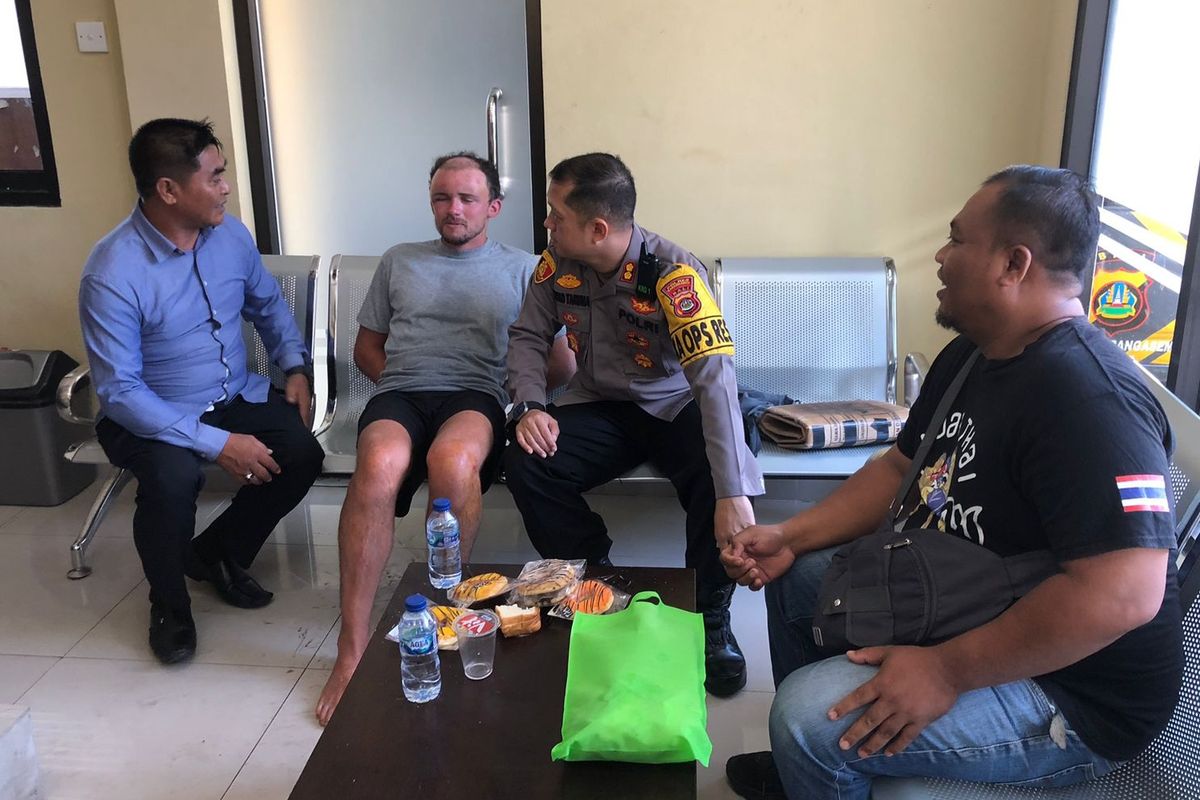 WNA linglung yang diselamatkan oleh nelayan di tengah laut Perairan Candidasa, Kabupaten Karangasem, Provinsi Bali, saat di Mapolres Karangasem, Rabu (30/8/2023). 