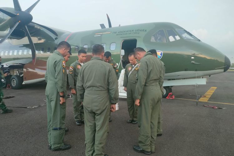 TNI Angkatan Udara mengerahkan satu pesawat CN-295 untuk membantu pencarian helikopter Polri yang hilang kontak di perairan Bukulimau, Belitung Timur, Bangka Belitung, Minggu (27/11/2022).