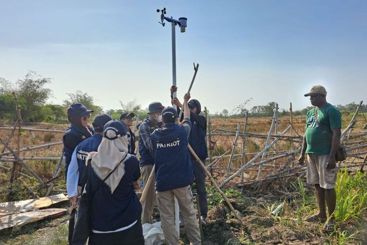 Antisipasi Gagal Panen di Merauke, Tim Ekspedisi Patriot IPB University Pasang Stasiun Cuaca untuk Petani