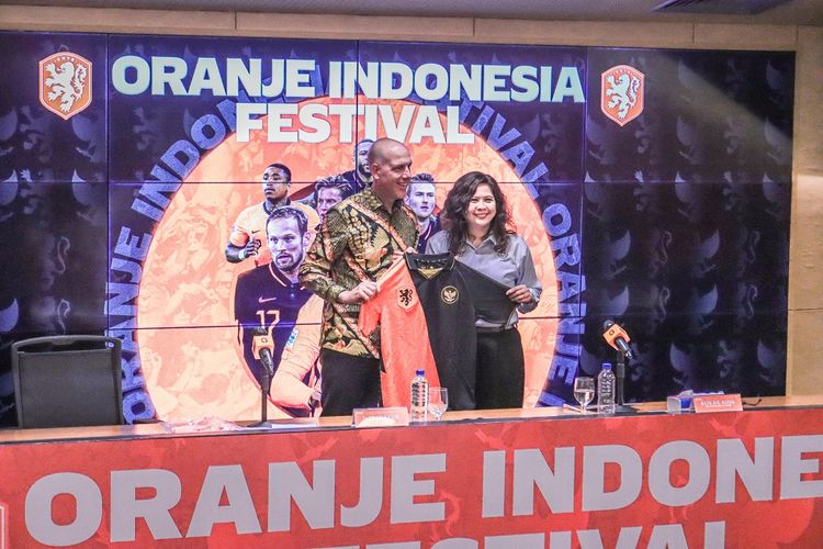 Sekretaris Jenderal KNVB, Gijs de Jong (kiri), dalam sesi konferensi pers Festival Oranje di Stadion Gelora Bung Karno Senayan, Jakarta, pada Kamis (1/9/2022) pagi WIB.