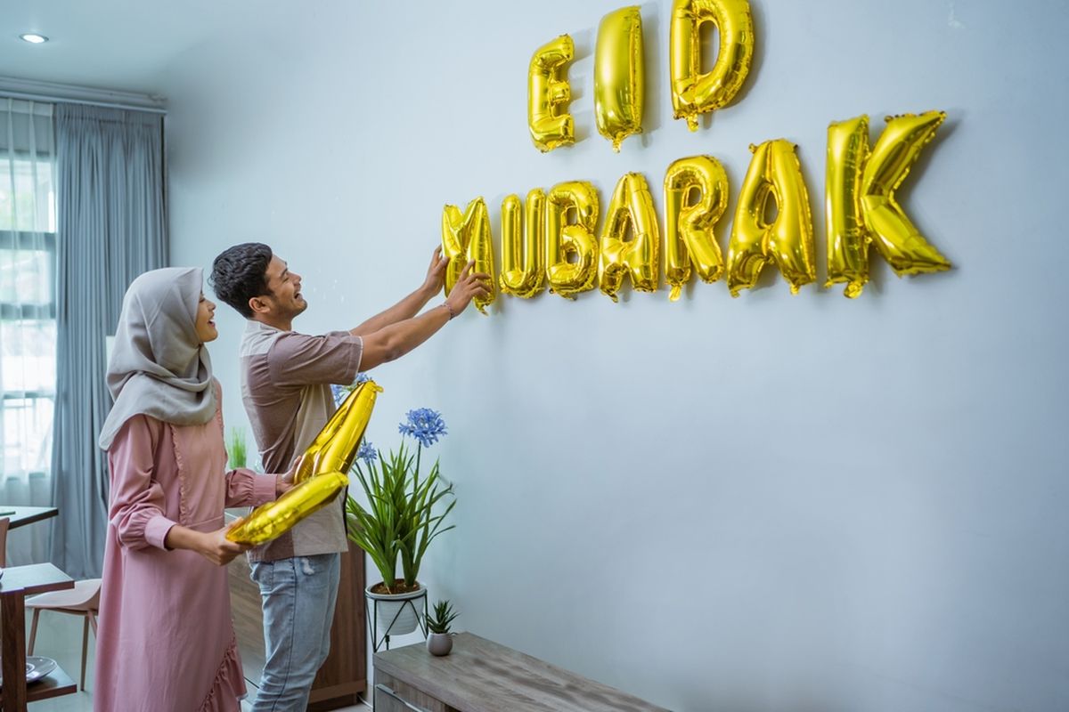 Ilustrasi mendekorasi rumah untuk menyambut Idul Fitri.