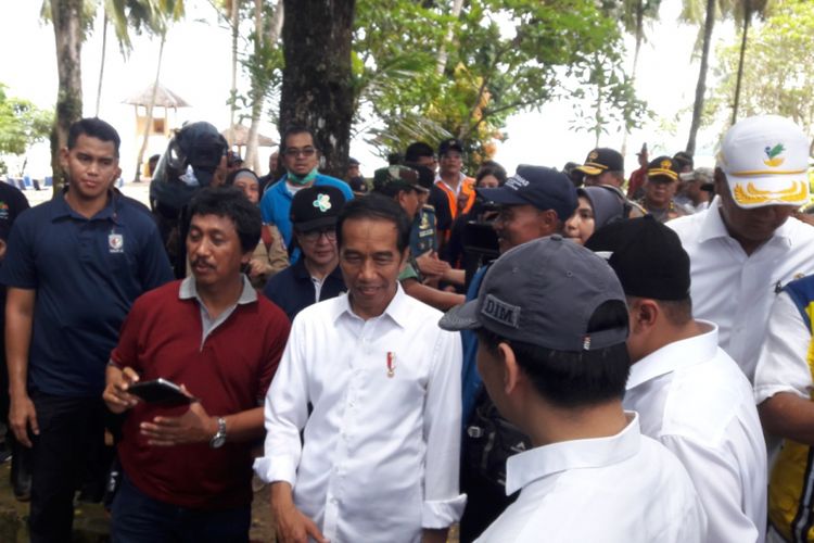Presiden Jokowi saat meninjau lokasi tsunami di Vila Mutiara Carita Senin (24/12/2018). Kecamatan Cerita merupakan wilayah yang paling parah terdampak tsunami Selat Sunda.