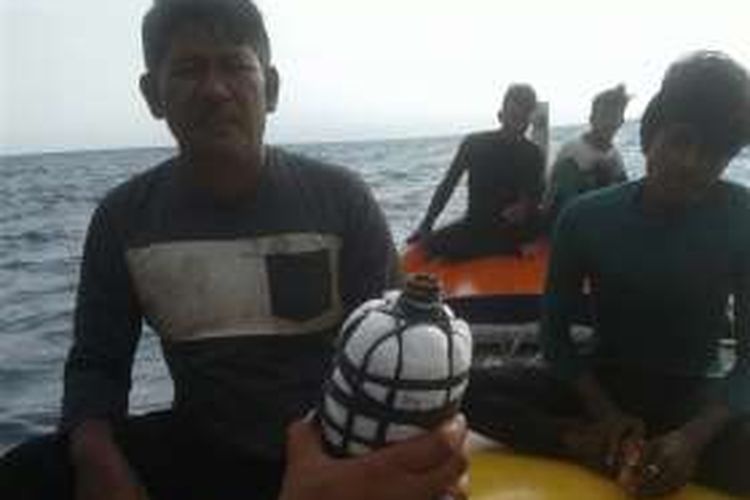  Polda Bangka Belitung menyita kapal yang membawa bom ikan di laut Pulau Gelasa, Kabupaten Bangka Tengah, Jumat (24/6/2016).