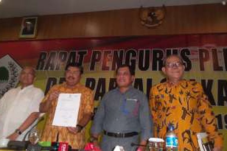 Steering Committee Munaslub Golkar usai menggelar rapat pleno penentuan bakal calon ketua umum Golkar di Kantor DPP, Jalan Anggrek Neli Murni, Slipi, Jakarta Barat,  Jumat (6/5/2016).