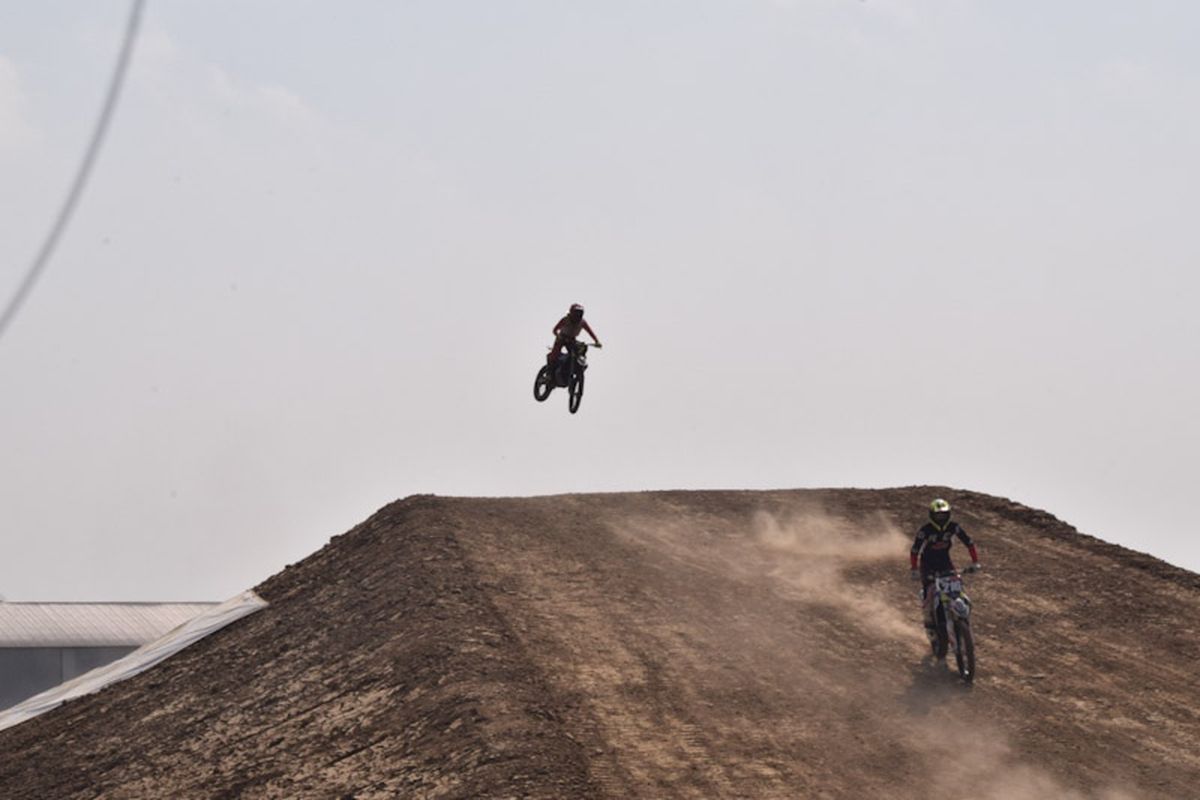 Sirkuit Jotosanur di Lamongan, bersiap menggelar Kejurnas Motocross pada tanggal 6 dan 7 Agustus 2022. *** Local Caption *** Sirkuit Jotosanur di Lamongan, bersiap menggelar Kejurnas Motocross pada tanggal 6 dan 7 Agustus 2022.