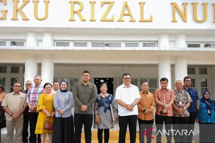 Gubernur Sumatera Utara Bobby Nasution (kelima kiri) bersama Bupati Deli Serdang Asri Ludin Tambunan (ketujuh kiri) beserta ASN Dinas Kesehatan Kabupaten Deli Serdang Farida Purba (keenam kiri) usai dimediasi di Aula Tengku Rizal Nurdin Medan, Sumut, Ahad (2/11/2025).