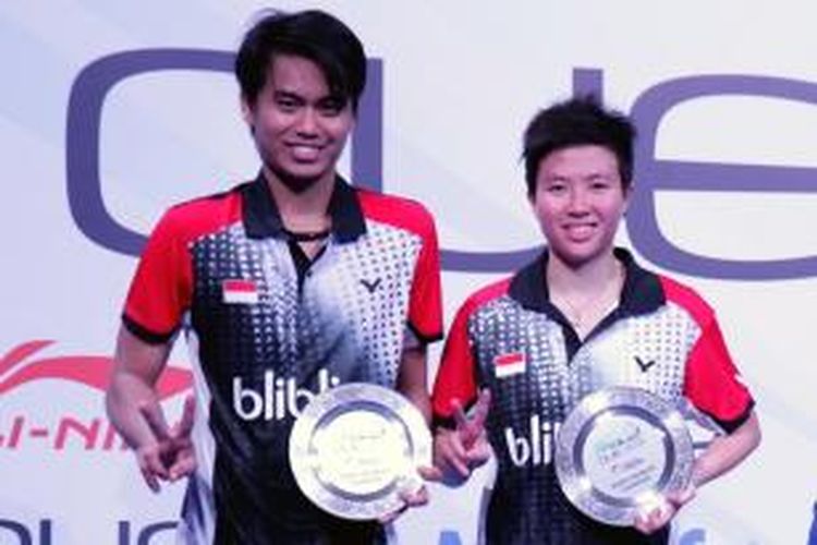 Pebulu tangkis ganda campuran Indonesia Tontowi Ahmad/Liliyana Natsir berpose dengan trofi mereka setelah menjuarai Siangpore Open 2014. Pada partai final di Indoor Stadium, Minggu (13/4/2014), mereka mengalahkan Riky Widianto/Richi Puspita Dili, 21-15, 22-20.