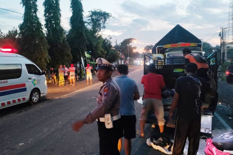 Tim Satlantas Polres Ngawi turun ke lokasi kejadian kecelakaan di ruas jalan raya Ngawi-Mantingan tepatnya di Desa Sidolaju, Kecamatan Widodaren, Kabupaten Ngawi, Jawa Timur, Sabtu (18/1/2025).